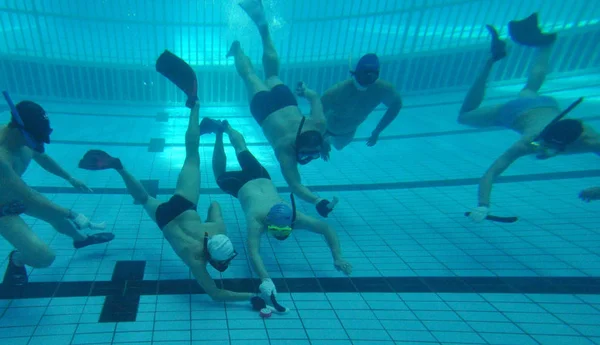 2015年4月25日 河北水下曲棍球队队员在中国北方河北省邯钢市的一个游泳池参加训练 — 图库照片