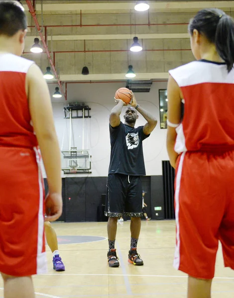 つ星の Nba レブロン ジェームズ 2015 上海でナイキのキャンパス イベントでバスケット ボールをプレーで若い中国の子供に指示します — ストック写真