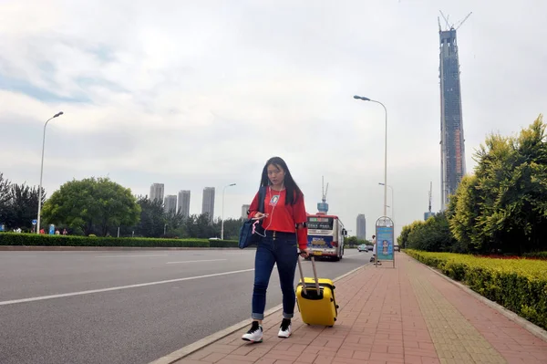 Peatón Pasa Por Torre Tianjin 117 117 Pisos Construcción Tianjin —  Fotos de Stock