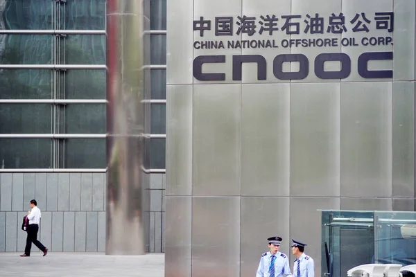 Guardia Seguridad China Pie Puerta Sede Cnooc China National Offshore — Foto de Stock