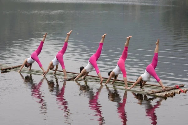 Тренери Йоги Практикують Йогу Бамбуковому Плоті Озері Місті Чанша Провінція — стокове фото