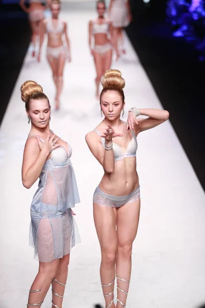 Modellen Weer Nieuwe Creaties Fashion Show Van Chinese Lingeriemerk Yalanka — Stockfoto