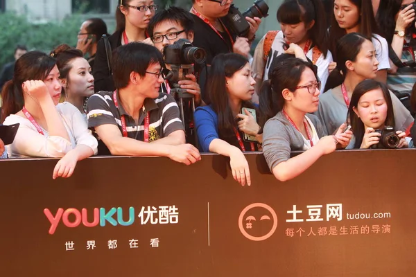 Reporteros Están Detrás Letrero Sitios Intercambio Videos Línea Youku Tudou — Foto de Stock