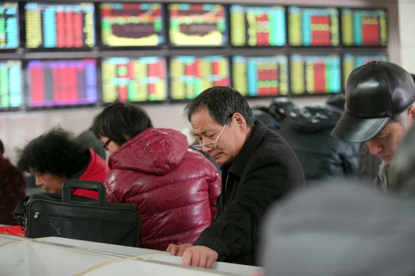Китайський Фондовий Інвестори Дивляться Ціни Акцій Фондовому Брокерського Будинку Наньтун — стокове фото