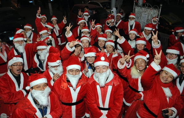 Entertainers Dressed Santa Claus Costumes Take Part Parade Celebrate Christmas — Stock Photo, Image