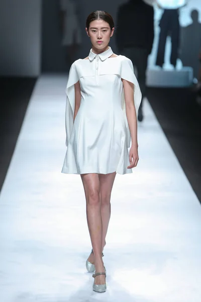 Modell Visar Skapelse Den Modevisning Shanghai Mode Vecka Höst Vinter — Stockfoto