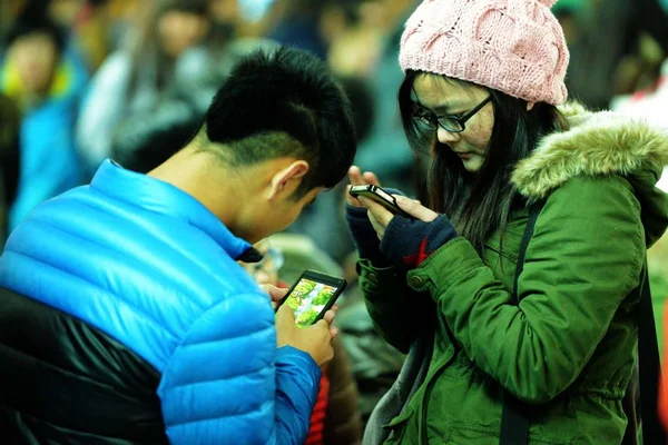 Joven Novia Juegan Juegos Móviles Sus Teléfonos Inteligentes Ciudad Qingdao — Foto de Stock
