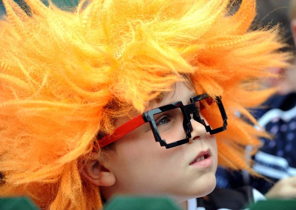 Młody Kibic Nosi Perukę Zabawki Zegarki Okulary Meczu Rugby Hong — Zdjęcie stockowe
