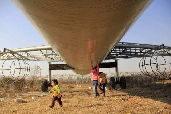 Dzieci Grają Pod Samolotem Kształcie Restauracji Zbudowany Przez Wang Lanqun — Zdjęcie stockowe