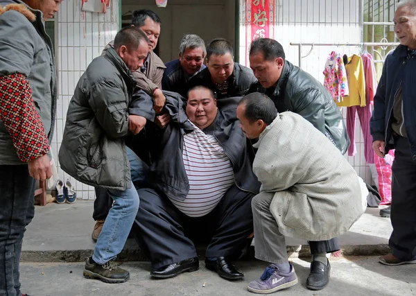 Самый Толстый Человек Китая Дэн Гуйлян Перевозится Человек Собирается Больницу — стоковое фото