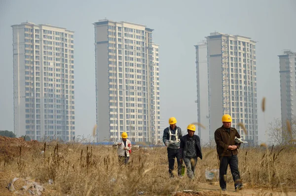 Chinesische Wanderarbeiter Gehen Neuen Wohnhochhäusern Eines Wohnprojekts Der Stadt Nanjing — Stockfoto