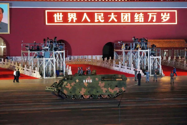 Militaria Pojazd Pla Ludowej Armii Wyzwolenia Przybywa Placu Tiananmen Paradzie — Zdjęcie stockowe