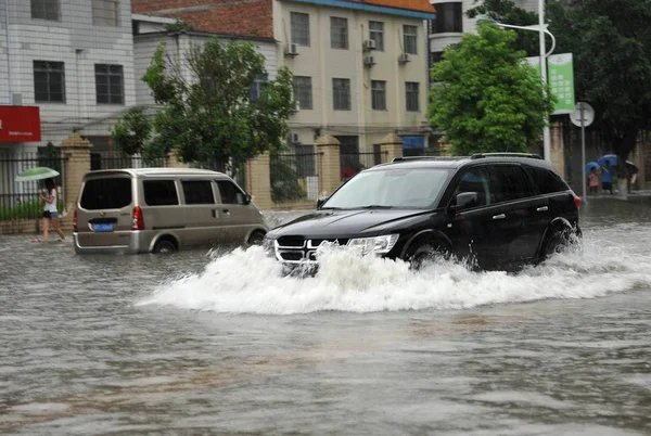 Veículo Dirige Uma Estrada Inundada Causada Por Fortes Tempestades Luocheng — Fotografia de Stock