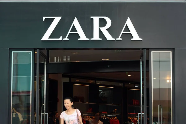 File Cliente Sale Una Tienda Zara Shanghai China Agosto 2012 — Foto de Stock