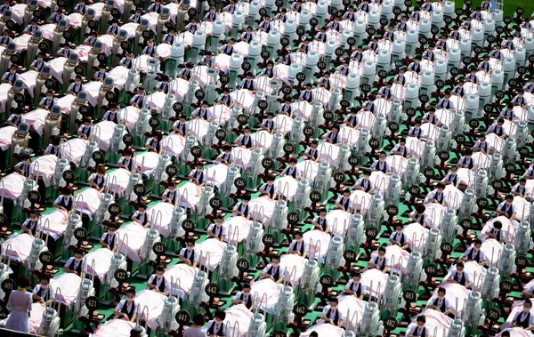 Kosmetikerinnen Verwenden Gesichtspflege Auf Weibliche Teilnehmer Während Einer Werbeveranstaltung Des — Stockfoto