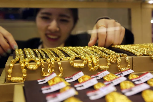 Kinesiska Kontorist Justerar Guld Halsband Smyckesbutik Changzhou City Östra Kina — Stockfoto