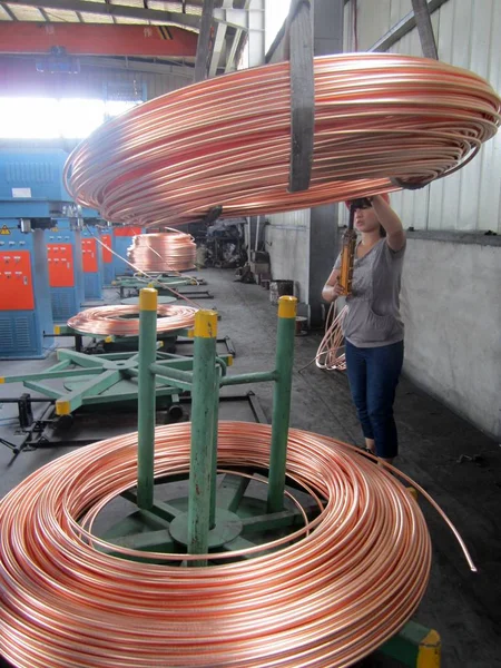 Una Trabajadora China Levanta Bobinas Tubos Cobre Una Planta Productos — Foto de Stock