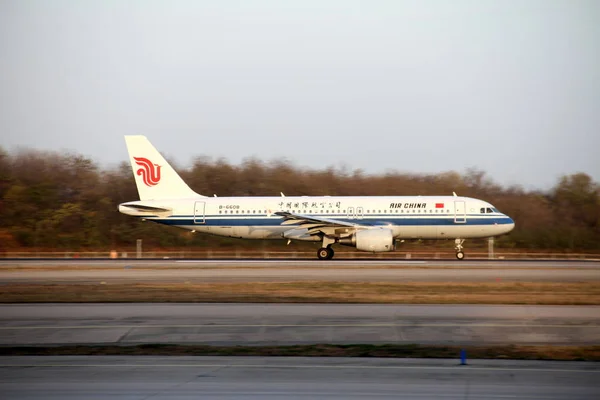 Airbus A320 200 Sugárhajtású Repülőgép Air China Leveszi Wuhan Tianhe — Stock Fotó