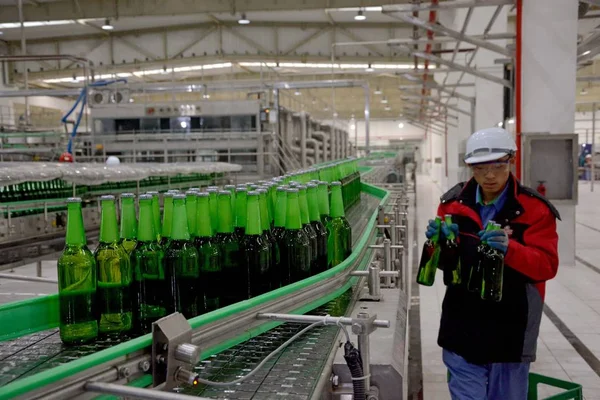 Ein Chinesischer Arbeiter Kontrolliert Bier Einer Produktionslinie Einer Brauerei Der — Stockfoto