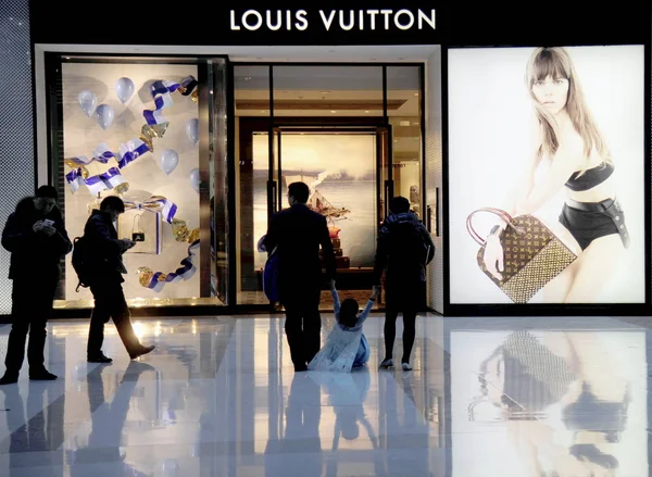 Kunden Gehen Der Modeboutique Von Louis Vuitton Einem Einkaufszentrum Der — Stockfoto