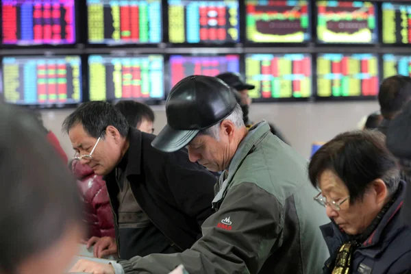 Çinli Hisse Senedi Yatırımcıları Doğu Çin Jiangsu Eyaletinin Nantong Kentindeki — Stok fotoğraf