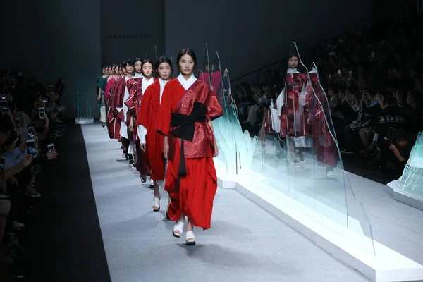 Modeller Visar Nya Skapelser Kinesiska Designern Zhu Chongyun Modevisning Zhuchongyun — Stockfoto