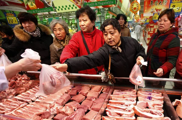 Customers Shop Pork Supermarket Huaibei City East China Anhui Province — стоковое фото