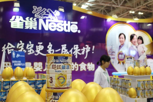 Dosya Bir Ziyaretçi Fuzhou Kentinde Bir Sergi Sırasında Nestle Bebek — Stok fotoğraf