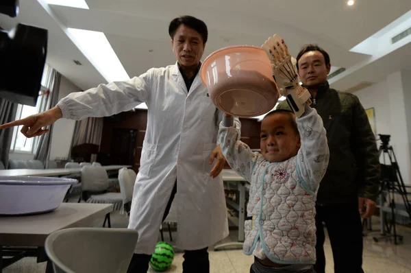 Річний Хлопчик Xiaohu Передні Вміщує Басейну Друковані Лівої Руки Під — стокове фото