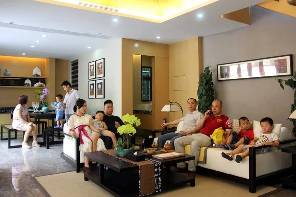 Chinese Parents Children Sit Living Room Luxury Villa Tour Stimulate — Stock Photo, Image