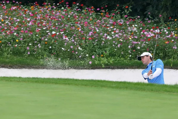 Der Amerikanische Golfer Kevin Kisner Schlägt Den Ball Während Der Stockfoto