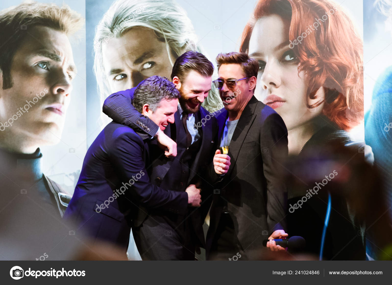 Izquierda Los Actores Estadounidenses Chris Evans Mark Ruffalo