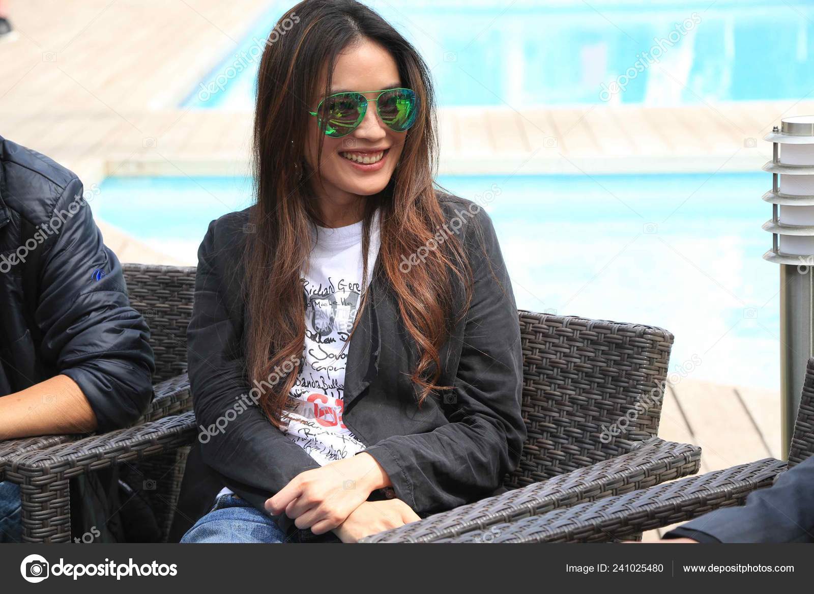 Тайваньская Актриса Улыбается Время Фотозвонка Фильма Убийца Время.