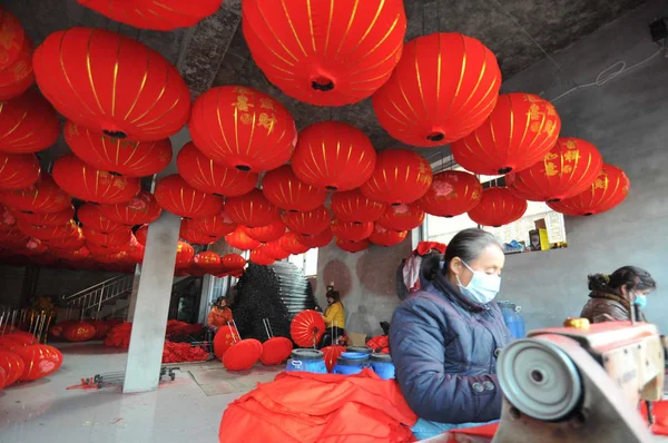 2015年12月20日 中国工人在中国北方山西省运城市的一个灯笼车间制作灯笼 迎接中国农历新年 — 图库照片