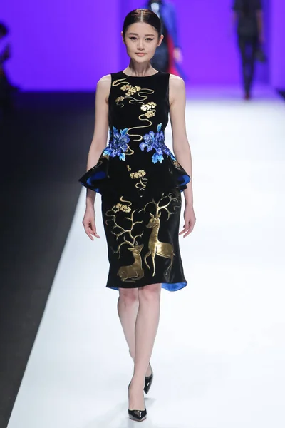 Model Displays New Creation Royal Goldthread Fashion Show Shanghai Fashion — Stock Photo, Image