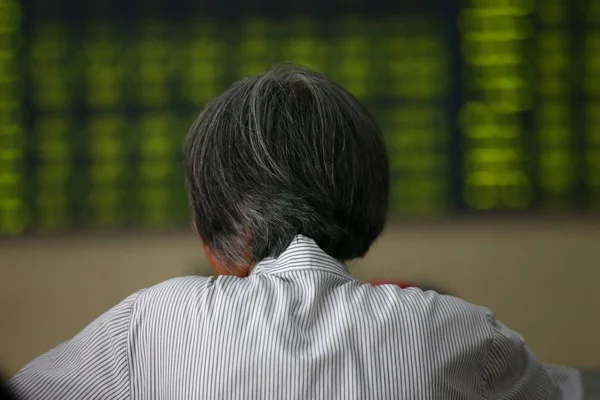Inversor Chino Examina Los Precios Las Acciones Verdes Para Caída — Foto de Stock