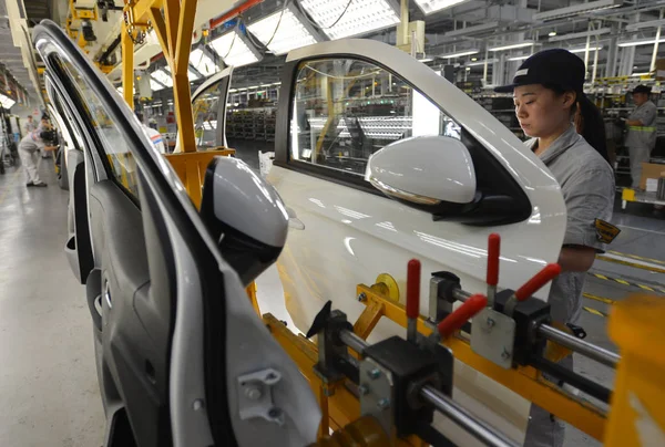 Eine Chinesische Arbeiterin Montiert Ein Auto Fließband Einer Autofabrik Von — Stockfoto