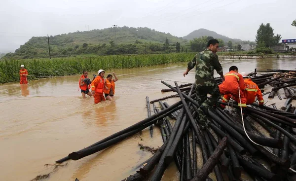 Китайские Пожарные Помогают Местному Жителю Переправиться Через Наводнения Вызванные Сильными — стоковое фото