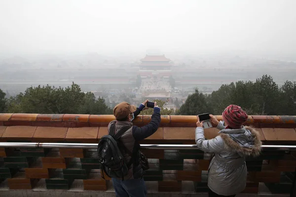 Touristen Mit Gesichtsmasken Fotografieren Das Palastmuseum Auch Als Verbotene Stadt — Stockfoto