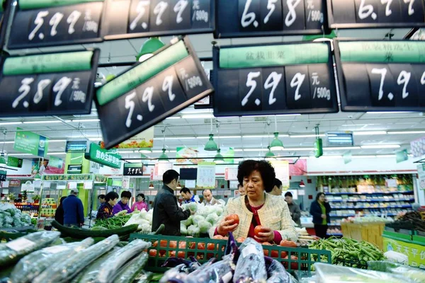 中国の顧客は 東シナの浙江省杭州市のスーパーマーケットで野菜を購入し 11月10日2015 — ストック写真