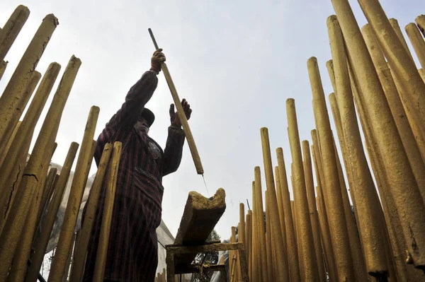 Ouvrier Chinois Teint Poteau Bambou Pour Fabriquer Bâton Encens Dans — Photo