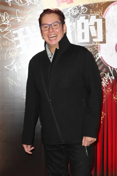 香港歌手谭耀宗抵达香港演艺协会于2015年3月31日在中国香港举行的周年慈善筹款晚宴时哈哈大笑 — 图库照片
