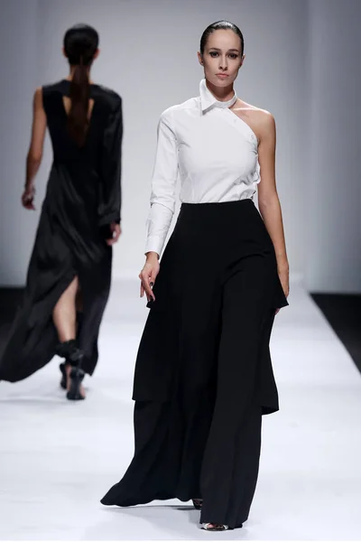 Modelo Exibe Uma Nova Criação Desfile Moda Durante Shanghai Fashion — Fotografia de Stock