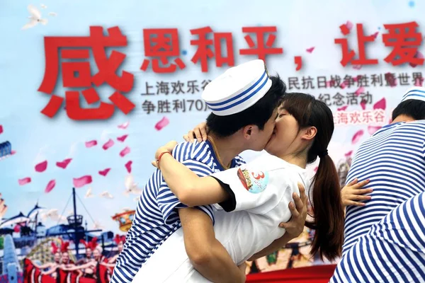 Пари Молодих Китайських Любителів Поцілувати Наслідувати Перемога Поцілунок Кампанію Щоб — стокове фото