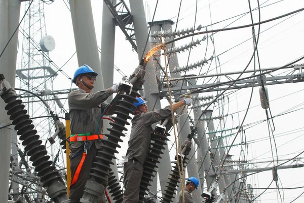 Electricistas Chinos Actualizan Dispositivos Eléctricos Una Estación Transformadora Ciudad Yichang —  Fotos de Stock