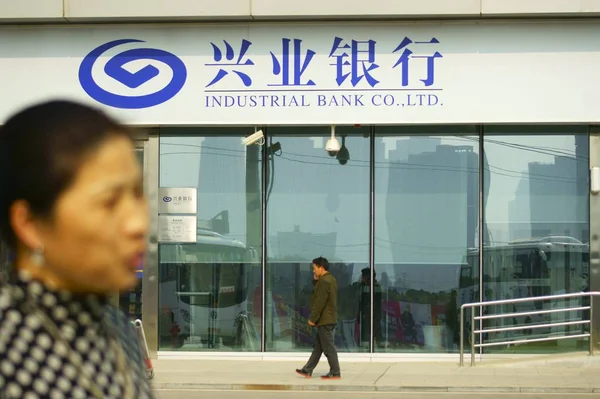 Fußgänger Gehen Einer Filiale Der Industriebank Ltd Der Stadt Wuhan — Stockfoto
