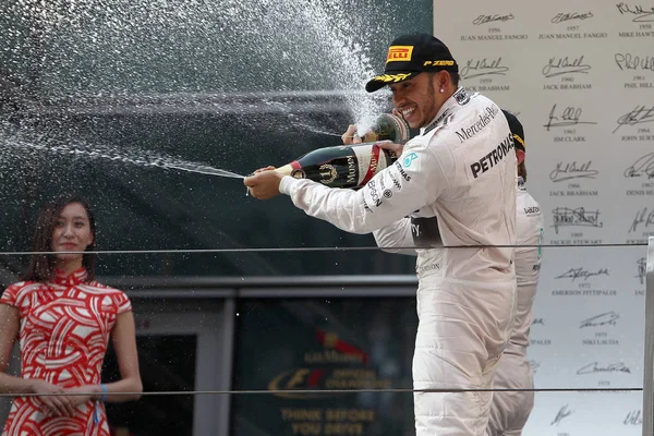 Британец Льюис Гамильтон Mercedes Распыляет Шампанское Честь Победы Церемонии Награждения — стоковое фото