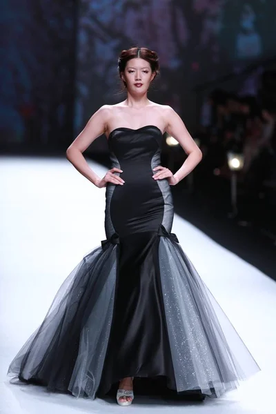 Een Model Toont Een Nieuwe Creatie Fashion Show Van Chinese — Stockfoto
