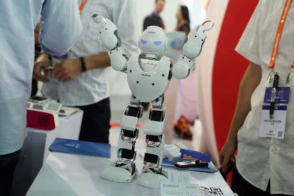 Humanoidní Robot Alpha Reaguje Během Mezinárodní Spotřebitelské Elektroniky Zobrazit Asii — Stock fotografie