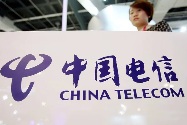 Egy Kínai Munkavállaló Jelent Állvány China Telecom Során Tisztességes Sanghajban — Stock Fotó